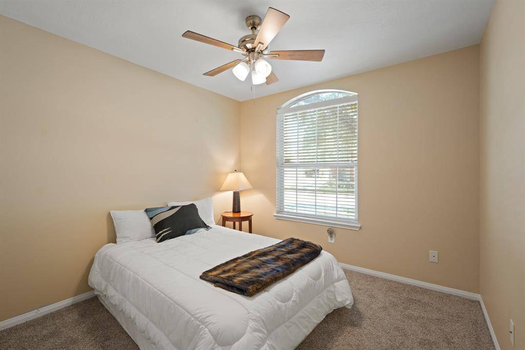 Secondary bedroom.