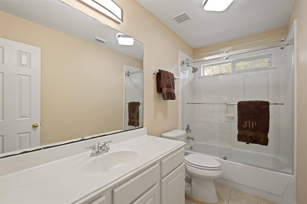 Secondary bathroom.