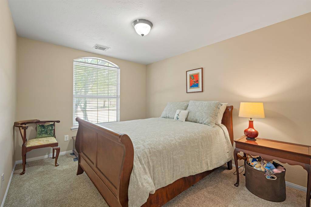 Secondary bedroom.