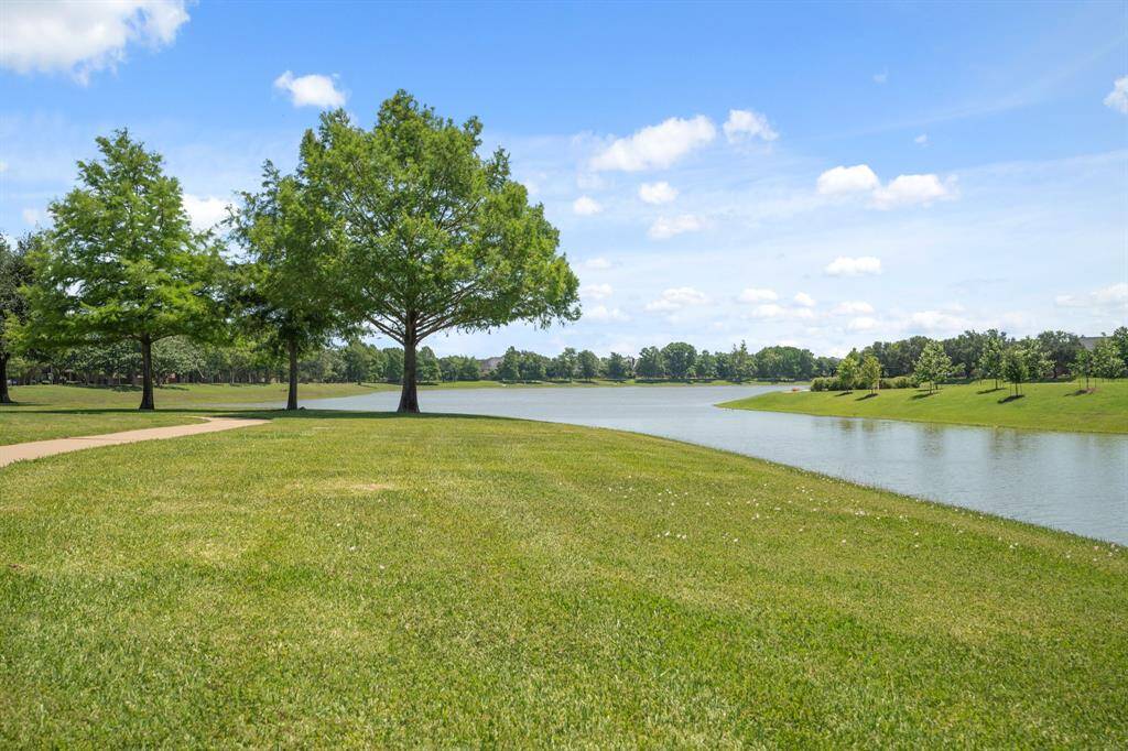 Lakes & walking trails in beautiful Waterside Estates.