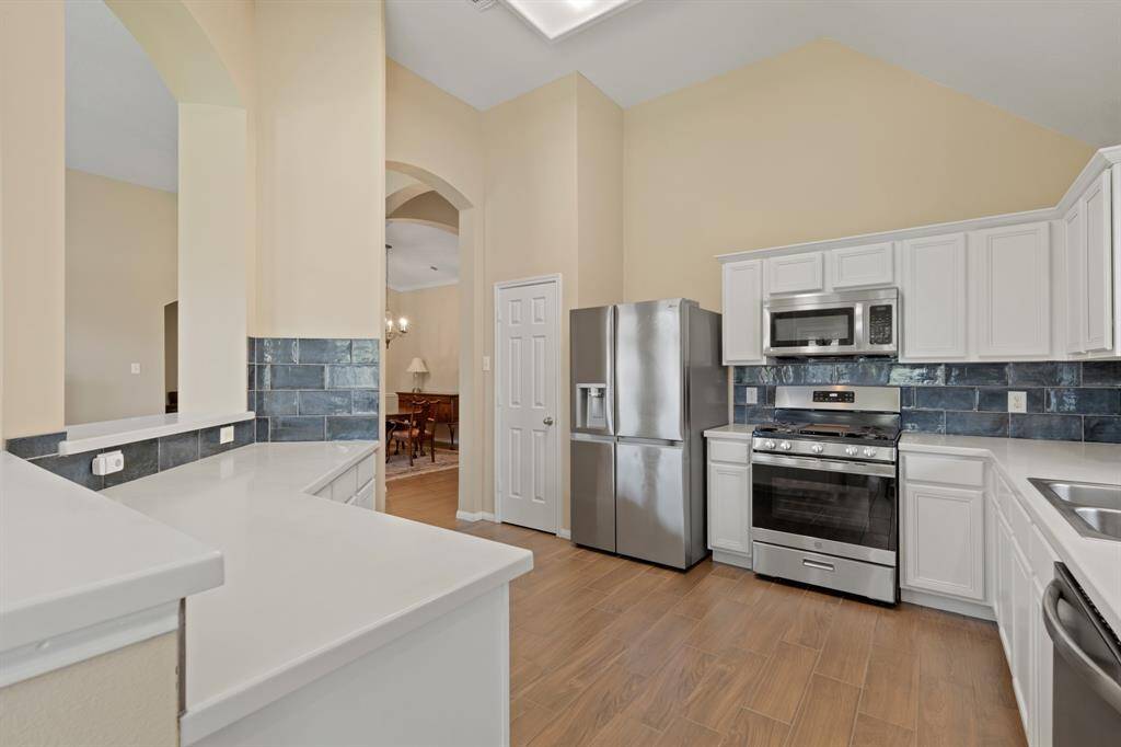 Gorgeous open kitchen with all recent appliances.