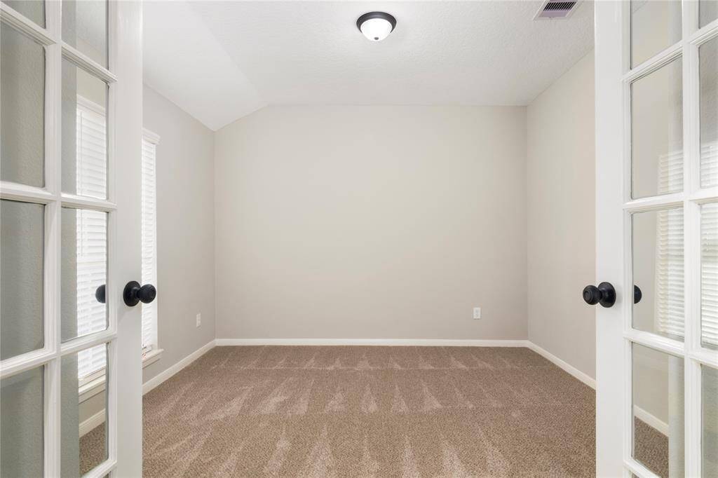 Bedroom or study w/ closet