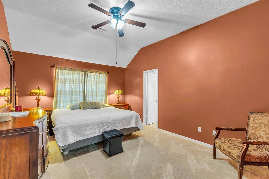 Expansive primary bedroom with en-suite bath.