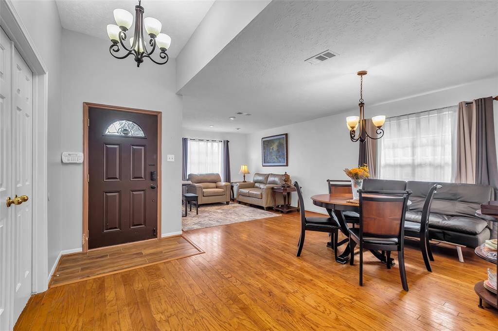 Spacious dining room and family room with gorgeous wood flooring and large windows for abundant natural lights.