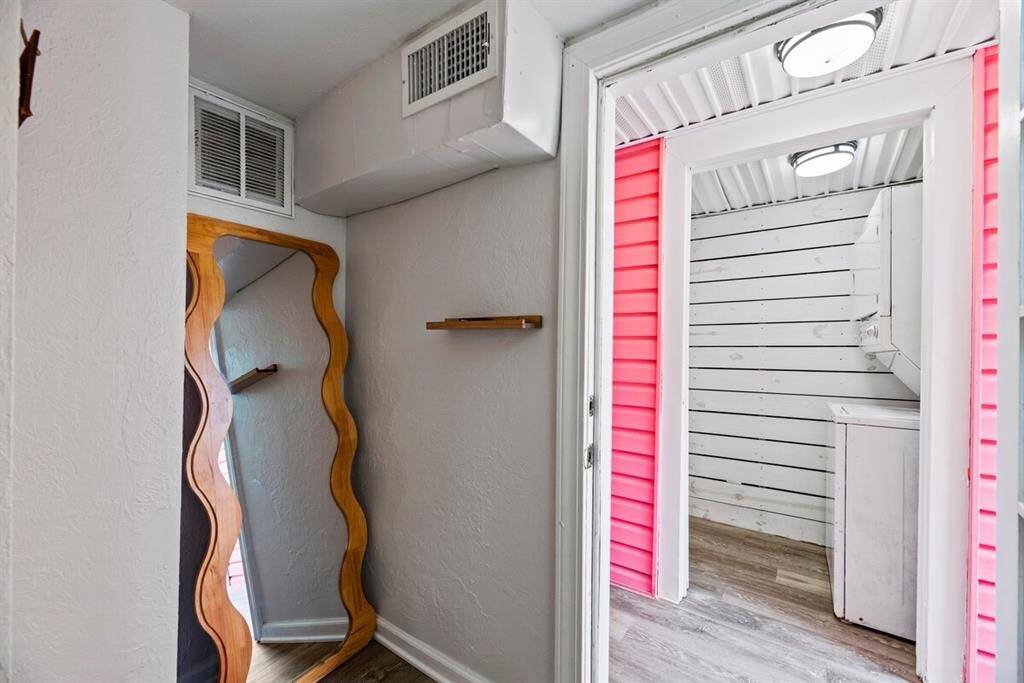 Bedroom/utility room