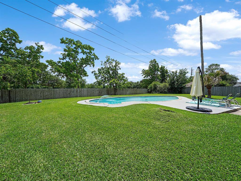 This yard is perfect for relaxation or entertaining!