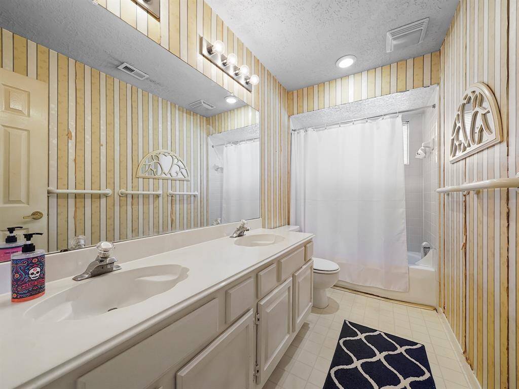Full Bathroom, includes a shower and tub combo!