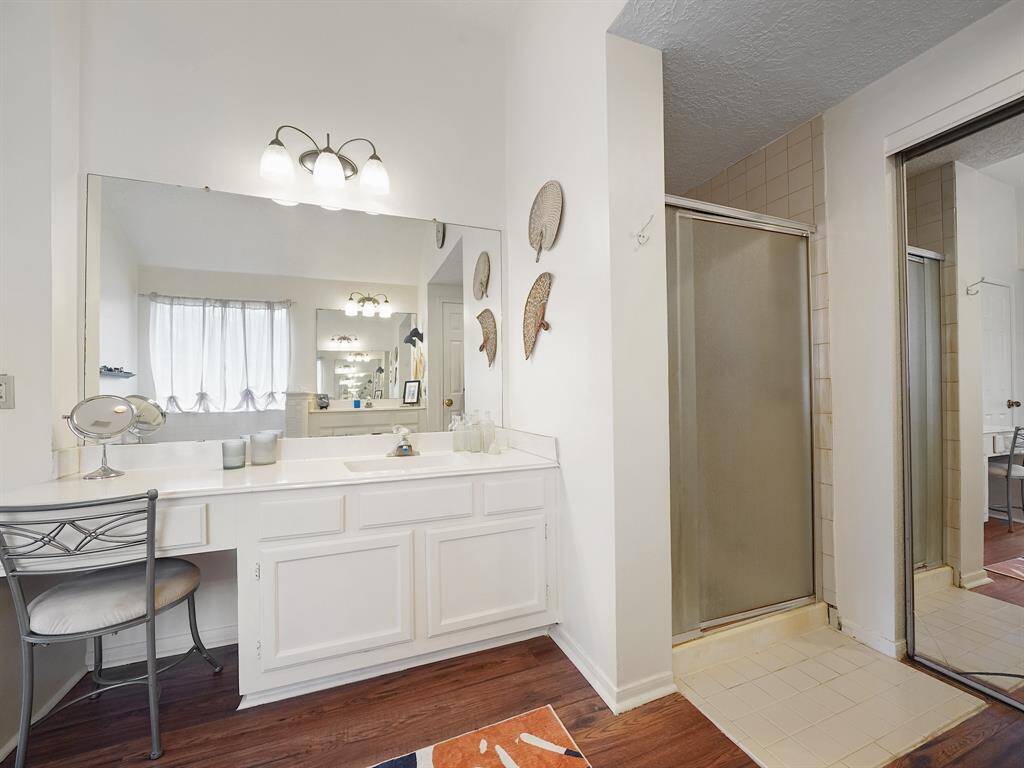 Imagine getting ready for your day each morning! Vanity is perfect for your morning routine and has generous storage below.