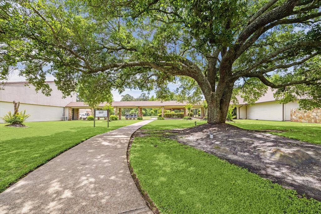 Just minutes away, residents can enjoy Stonebridge at Newport, a beautifully maintained golf facility featuring an 18-hole, par-72 course open year-round. A perfect spot for recreation, relaxation, and scenic views under mature oak trees.