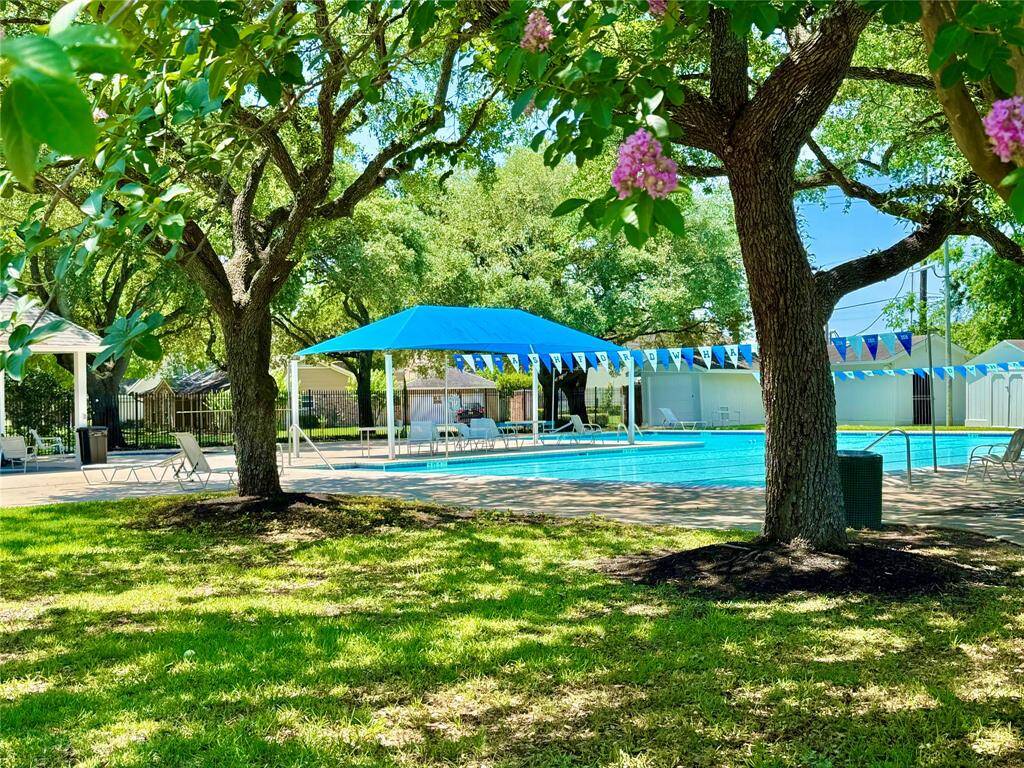 All recreational amenities, such as area pool and tennis courts, park and ball field are newly renovated and very short walk away from the house.