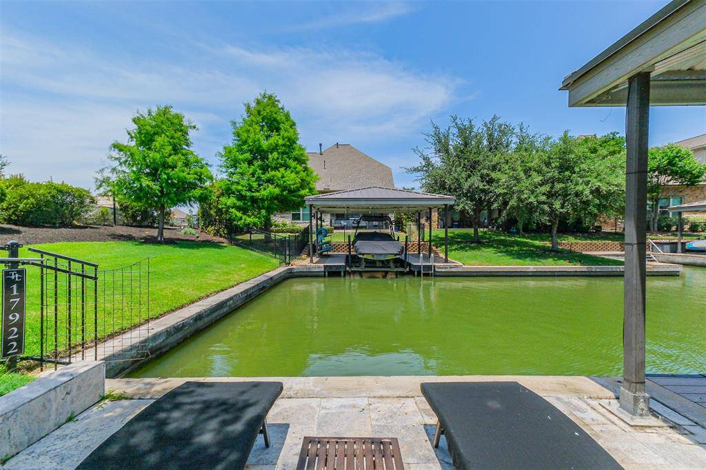 Corner lot means no side neighbor and sun deck all to yourself!