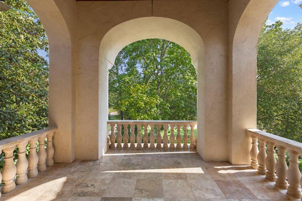 Surrounded by a beautiful mature landscape, this balcony is ideal for a private and serene retreat outdoors.