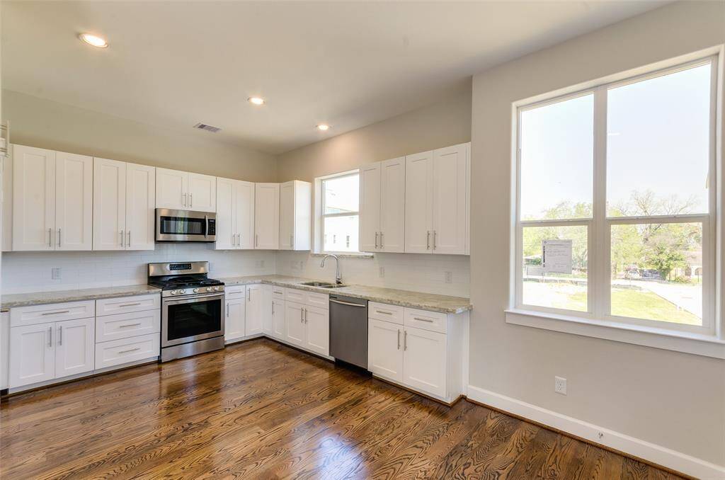 ATTRACTIVE KITCHEN WITH LONG COUNTERS AND ABUNDANT STORAGE