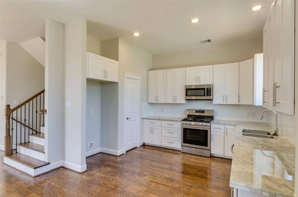 ALL APPLIANCES INCLUDED, FULL PANTRY TO THE LEFT, STAINLESS APPLIANCES, TASTEFUL CABINETS AND ATTRACTIVE GRANITE COUNTERS