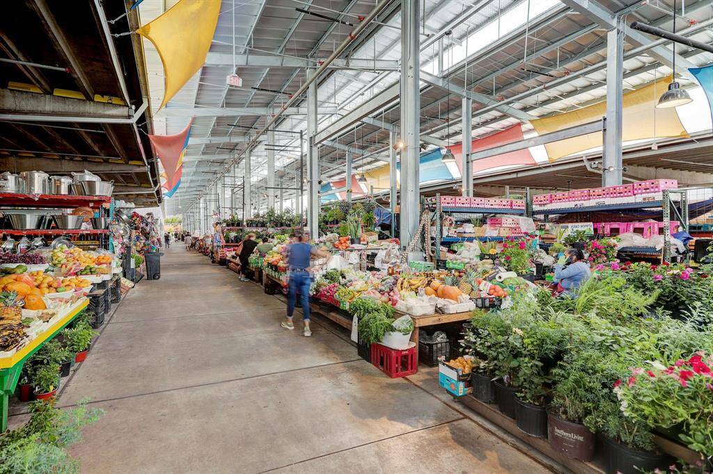 Just minutes away, the Houston Airline Farmers Market offers a world-class selection of fresh produce, flowers, and local goods.  An unbeatable neighborhood perk!!