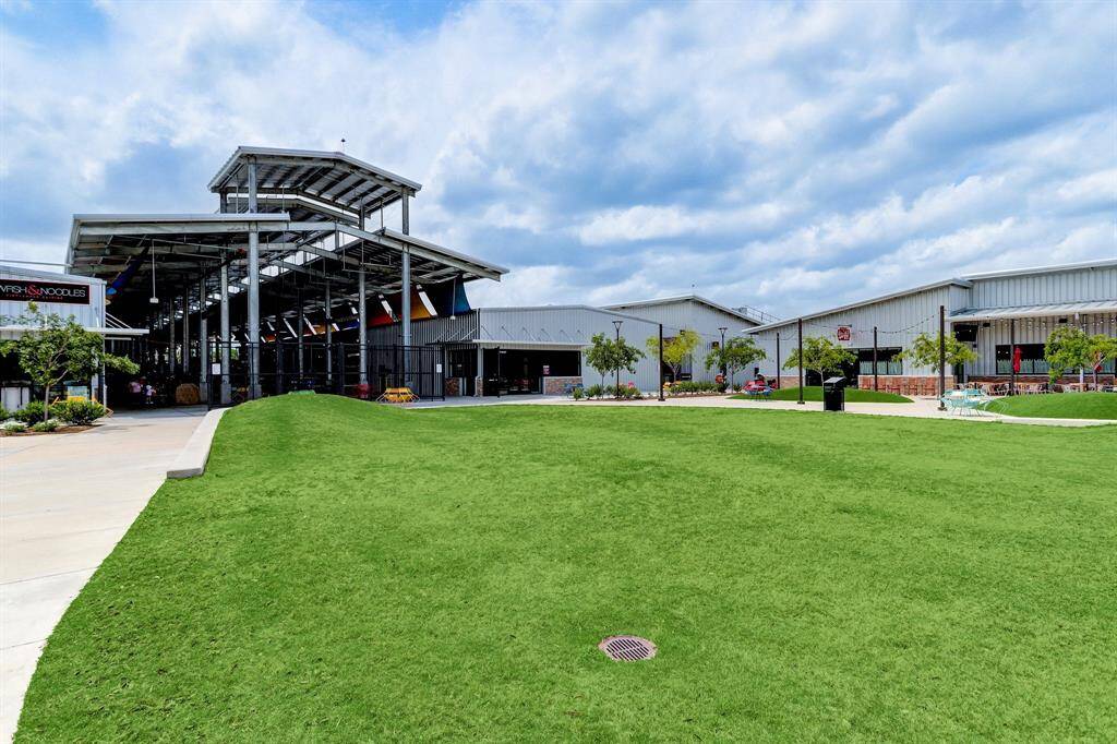 Located near some of Houston's best local gems, including the Farmer's Market, Pinkerton's BBQ, Teotihuacan and Houston Dairymaids - Everything you need is just minutes from your doorstep.