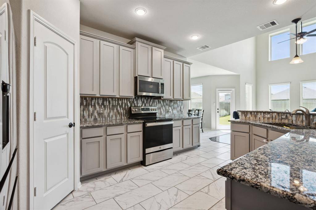 The kitchen, an integral part of thishome's open-concept design,seamlessly flows off the living room,creating a harmonious andconnected living space.
