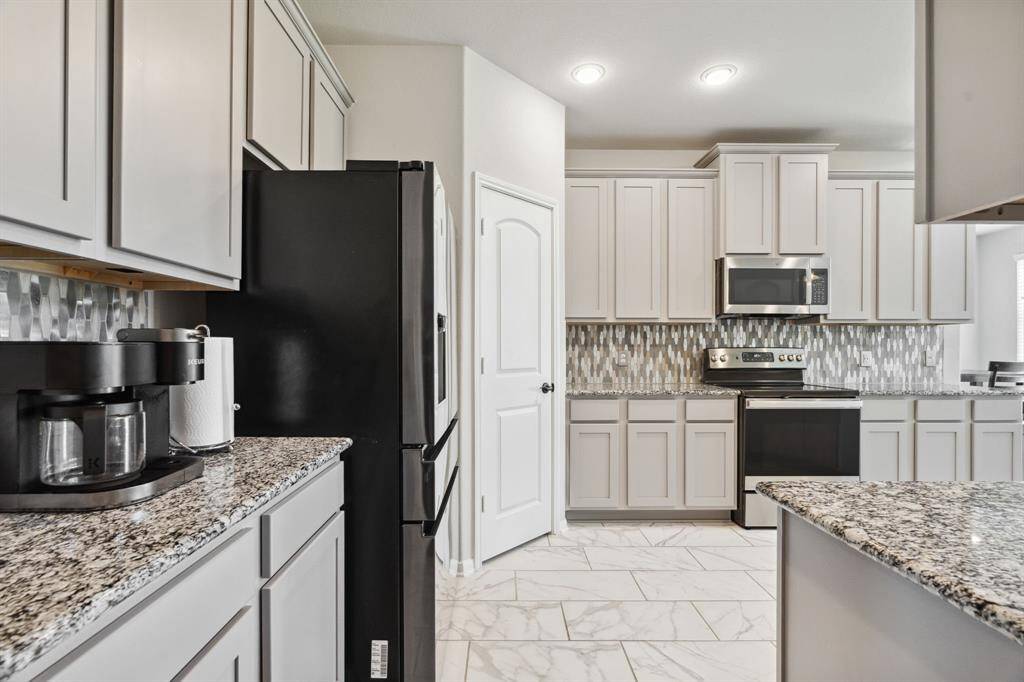 The kitchen features light cabinets,creating a clean and timelessaesthetic.