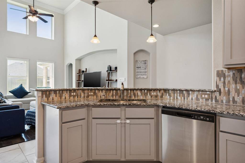 Adorned with a tasteful breakfast bar,the kitchen seamlessly blendspracticality with style, making it theperfect place for quick meals orsocializing while cooking.
