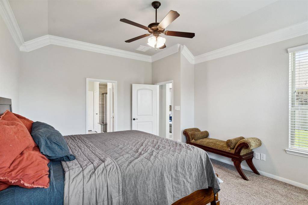 Soft carpetingunderfoot adds a touch of luxury,creating a warm and invitingatmosphere that extends throughoutthe space.