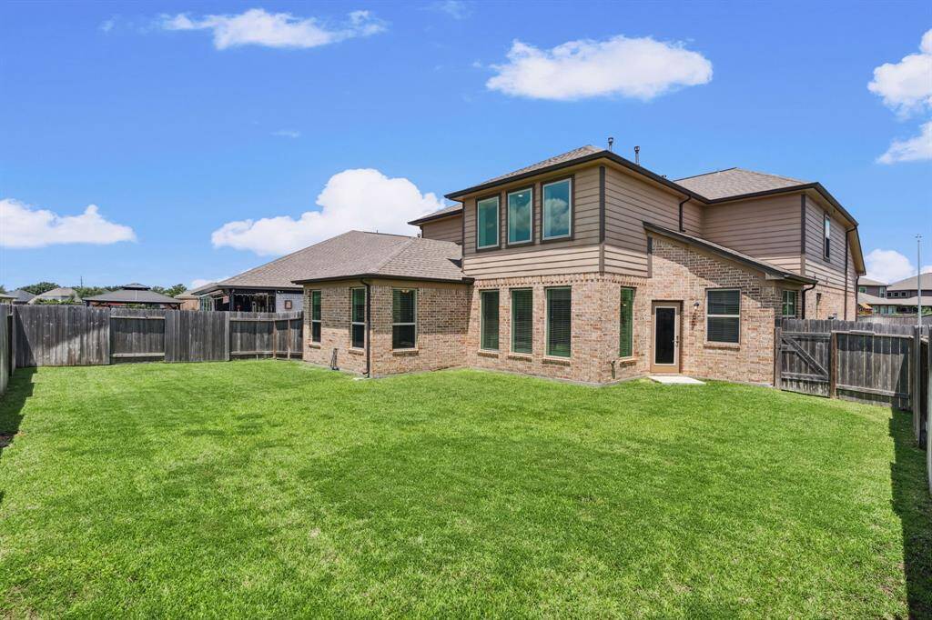 Come and see this spaciousbackyard!