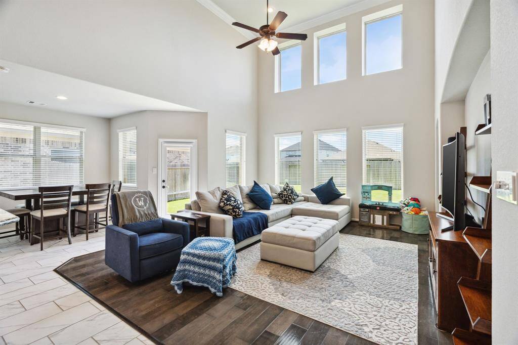 Welcome to a living room thateffortlessly combines comfort andstyle.