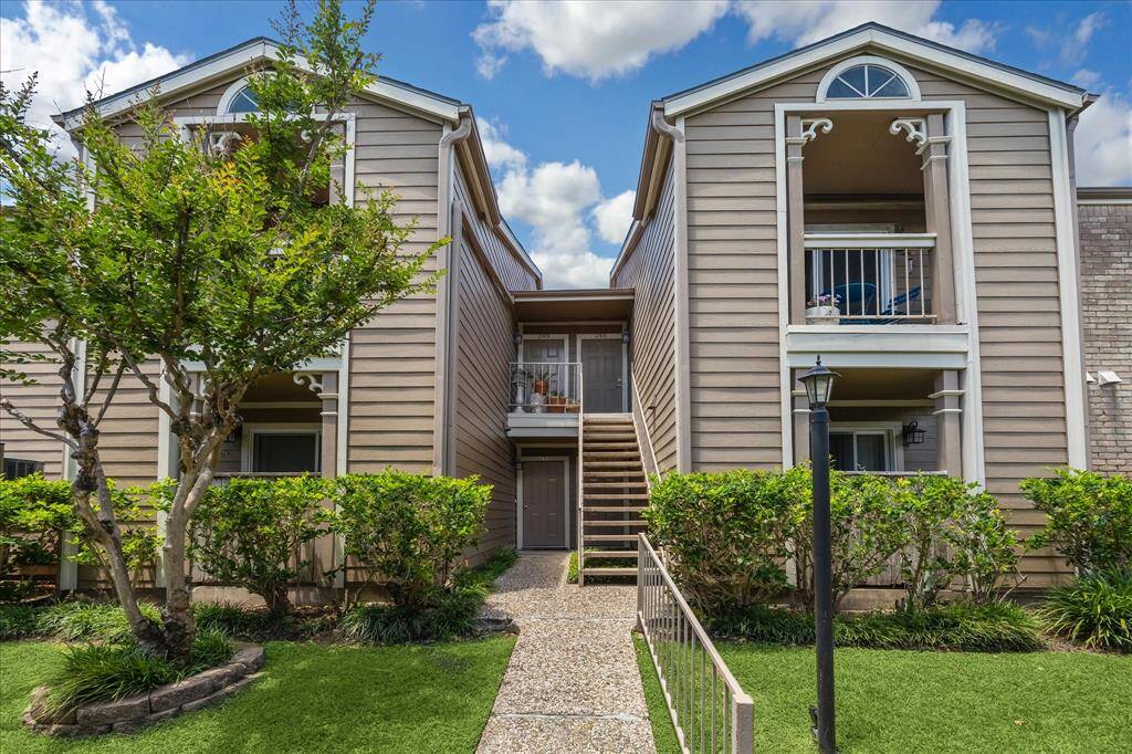 Experience vibrant city living in this beautifully updated Heights-area condo overlooking White Oak Bayou and the Houston skyline. Inside, enjoy a fresh, modern interior with wood-look tile, soaring ceilings, and updated designer touches throughout. Step outside to your private balcony or take advantage of two community pools, covered parking, and direct access to scenic trails. Just minutes from the area’s best restaurants, bars, and entertainment.