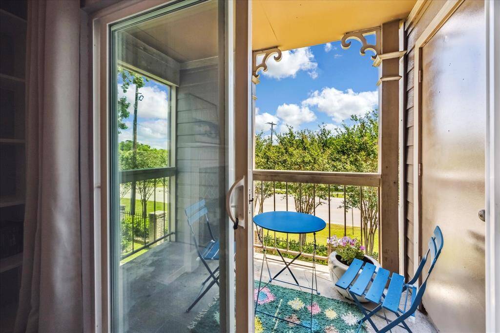 Enjoy your morning coffee or unwind with a nightcap while taking in breathtaking views of Houston’s iconic skyline. This spectacular setting offers the perfect backdrop for both quiet moments and unforgettable evenings.