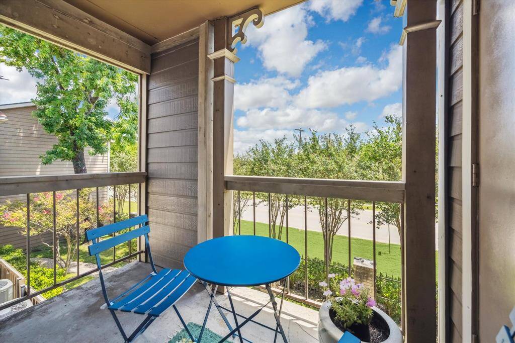 Enjoy the peaceful courtyard and take in one of the best views in the complex overlooking White Oak Bayou with the striking Downtown Houston skyline as your backdrop.