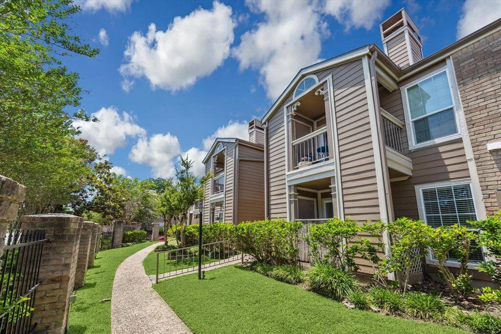 From home, you’ll enjoy unbeatable walkability to the best of the Heights, with nightlife and dining just moments away along 6th Street and White Oak Drive. Local favorites include Active Passion for top-tier coffee, Onion Creek Café for laid-back crawfish nights, Coltivare for garden-fresh Italian, Christian’s Tailgate for burgers and sports, and Pho Binh Heights for fresh pho. With hike and bike trails right across the street, adventure and flavor are always close to home.