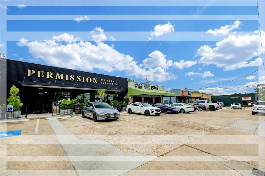 Enjoy easy access to the highly sought-after shopping district along 19th Street between Shepherd and Yale!