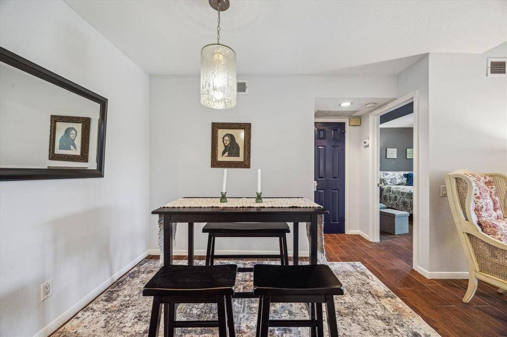 Gather them around your table and savor the moment. Warm welcoming finishes and ample space to gather offers the ideal backdrop for both casual meals and intimate gatherings.