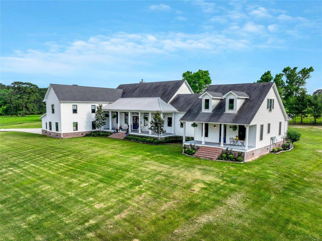 2 front porches with waterfront views!