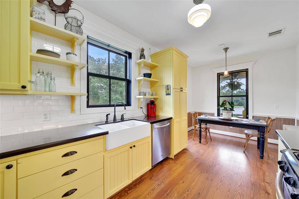 Full catering kitchen, perfect for entertaining