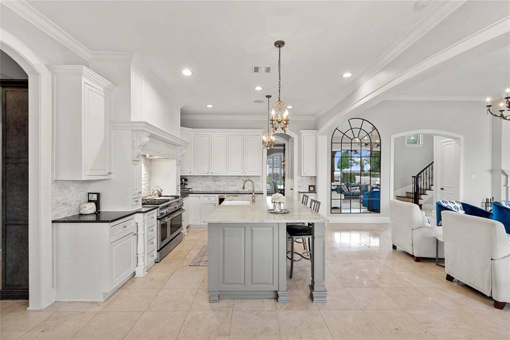 Storage galore plus that amazing 48" double oven (1/2 half convection) with 6 burners.