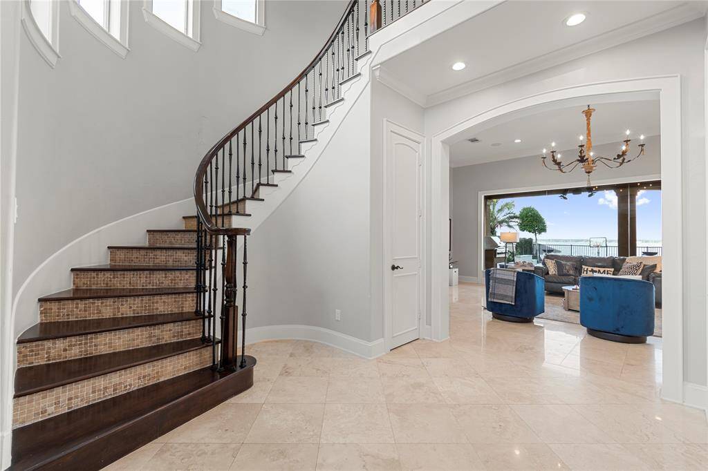 We'll take this gorgeous curved staircase to see what's on the 2nd floor.