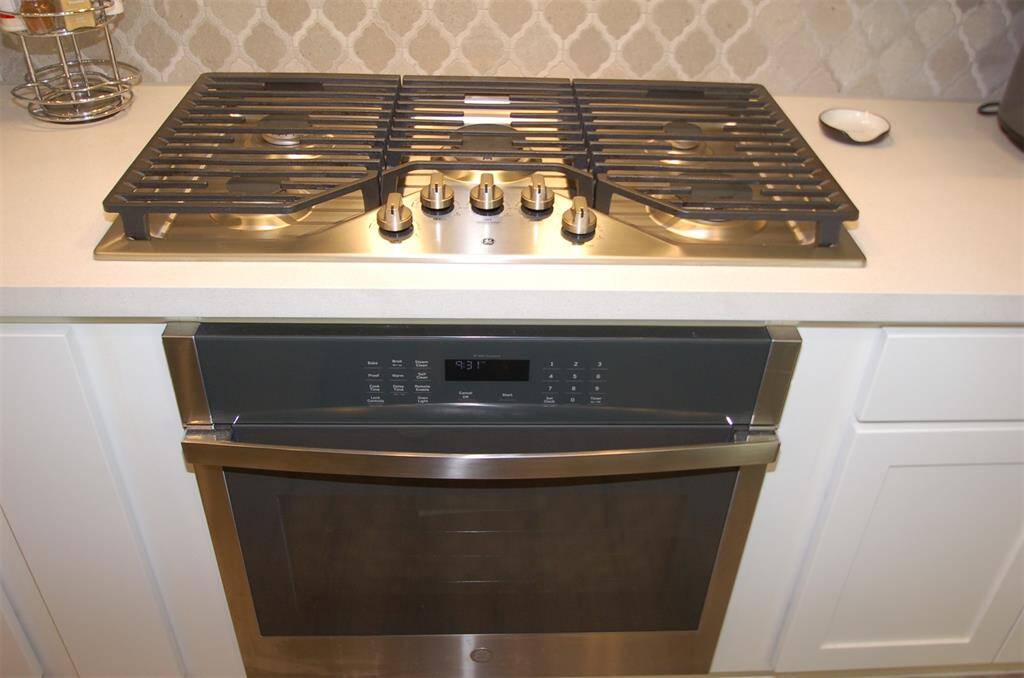 Gas cooktop with oven 1 underneath