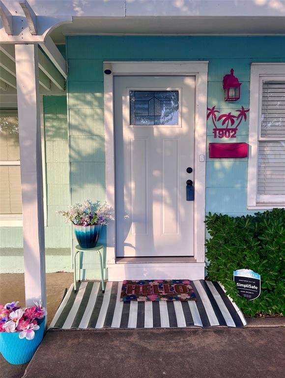 Cute porch with updated pergola