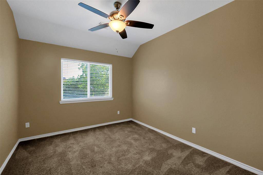 Secondary bedroom.