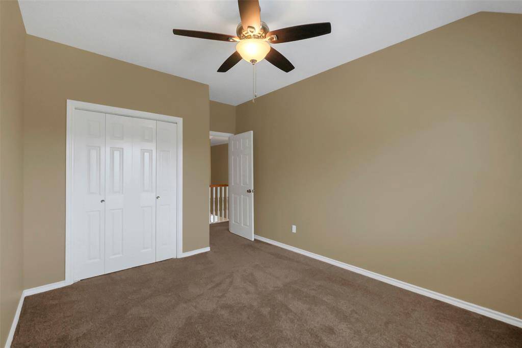 Secondary bedroom.