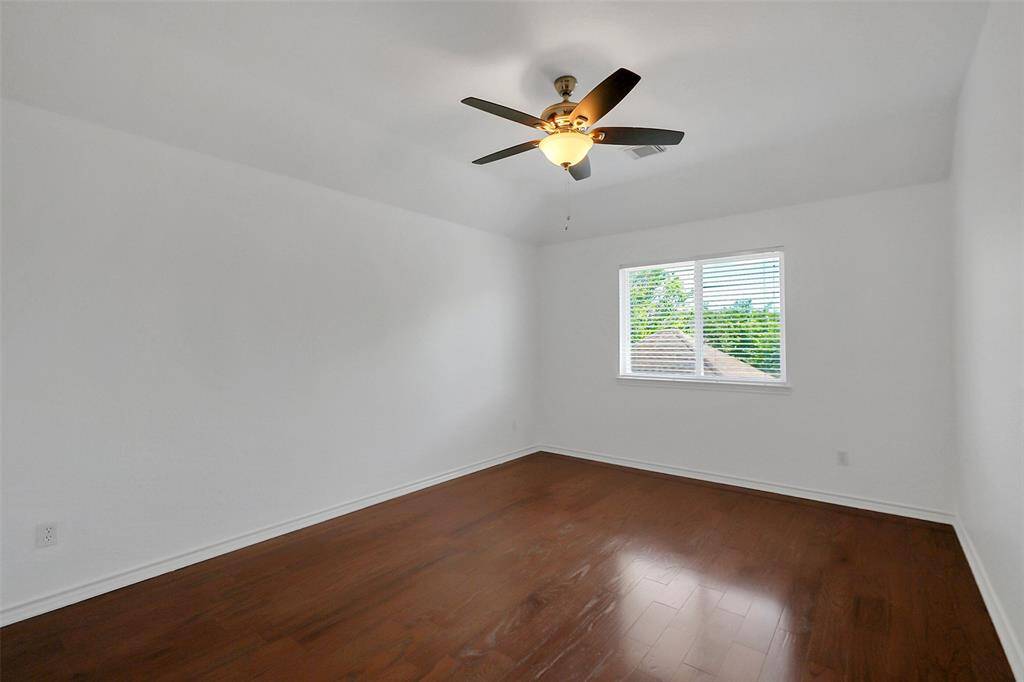 Secondary bedroom.