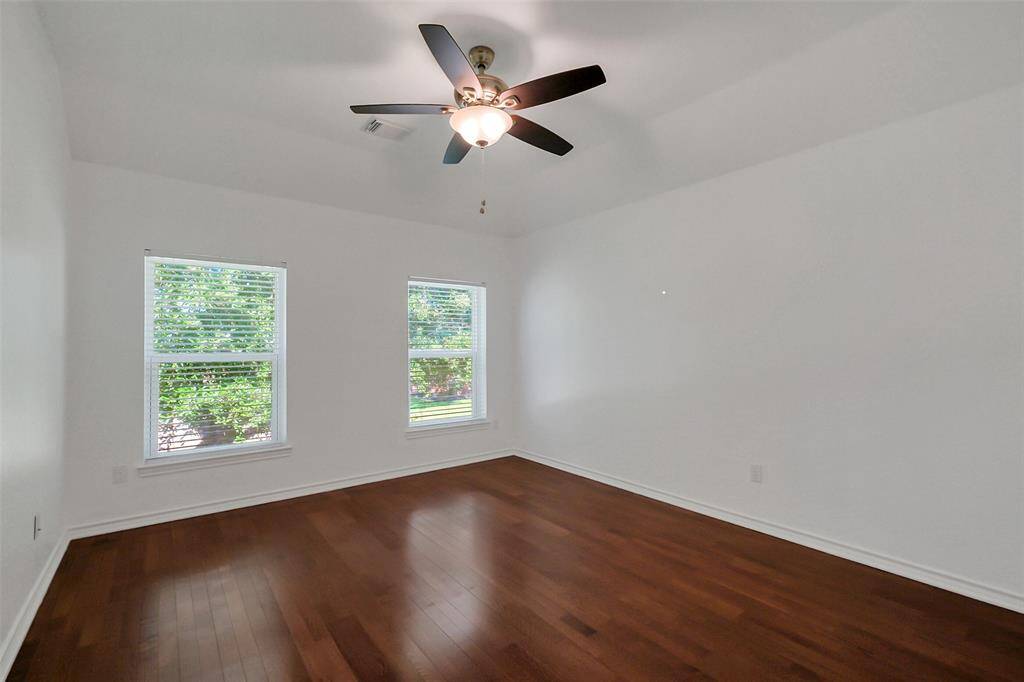 Secondary bedroom.