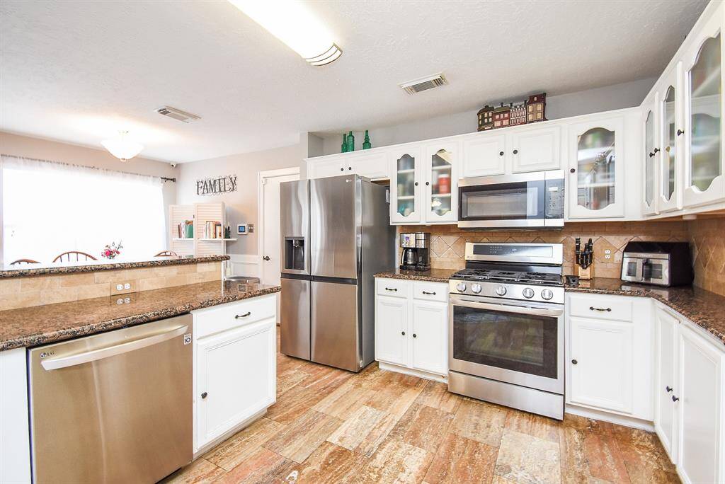 There's plenty of unobstructed floor space, with counters, cabinets and appliances just where you need them to be!