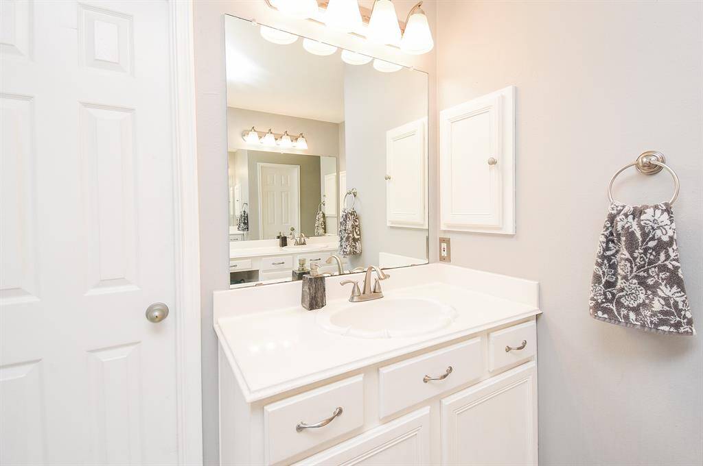 A separate sink sits comfortably in the ensuite bath.