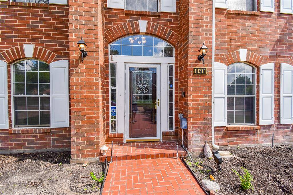Vibrant red brick comprises the front walkway, and surrounds the gorgeous covered front entry. Inside the 2-story home are 5 bedrooms and 2-1/2 baths, all gracing a generous 13,326 square-foot-lot with 3,342 square-feet of amazing interior space.