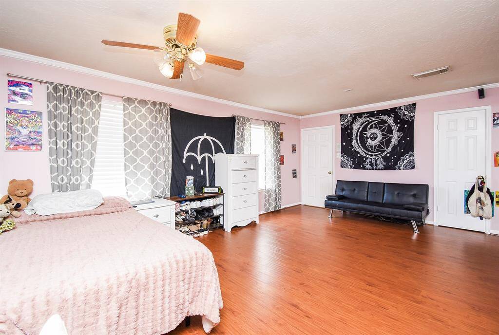 Wow! An amazing secondary bedroom has so many possibilities --- for so many guests?