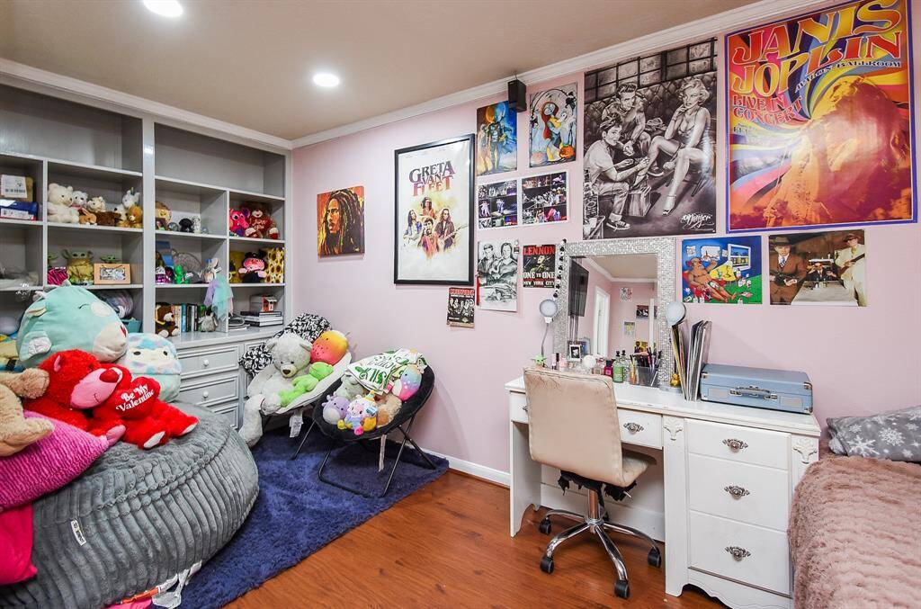 Isn't this a delightful space? Built-in shelving/cabinetry, left, just lends itself to storage and/or an organized space for office materials.