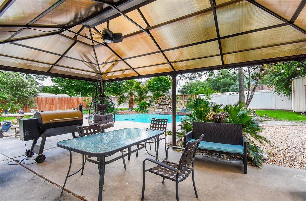 This gorgeous overhead ceiling sets this fantastic patio apart from others.You have tremendous space for dining al fresco, relaxing, and cooking just footsteps from your aquamarine paradise.