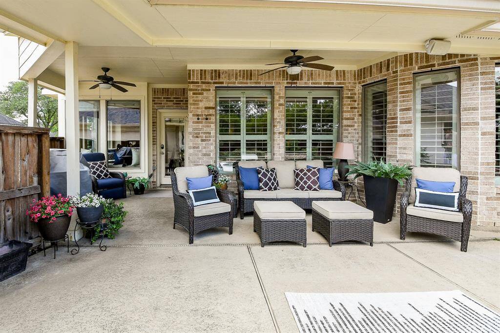 The covered lanai area is spacious, and the 2 ceiling fans will help to keep you cool on those hot Texas days.   There are outdoor speakers as well, because music makes pool time & outdoor entertaining more enjoyable!