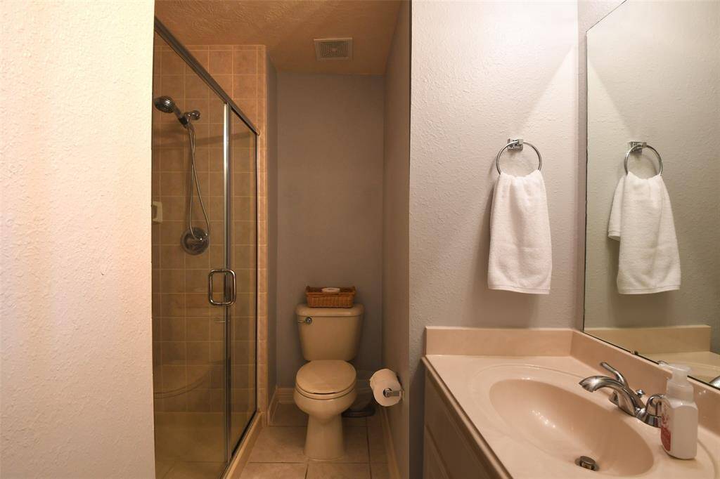 This is the private full bath for the bedroom in the preceding picture.